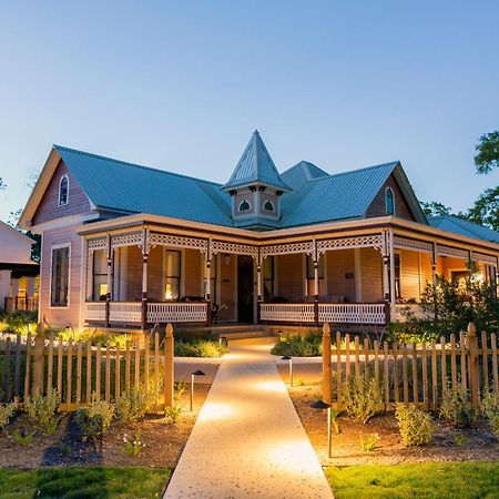 The Menagerie Bed & Breakfast Фредериксбург Екстериор снимка