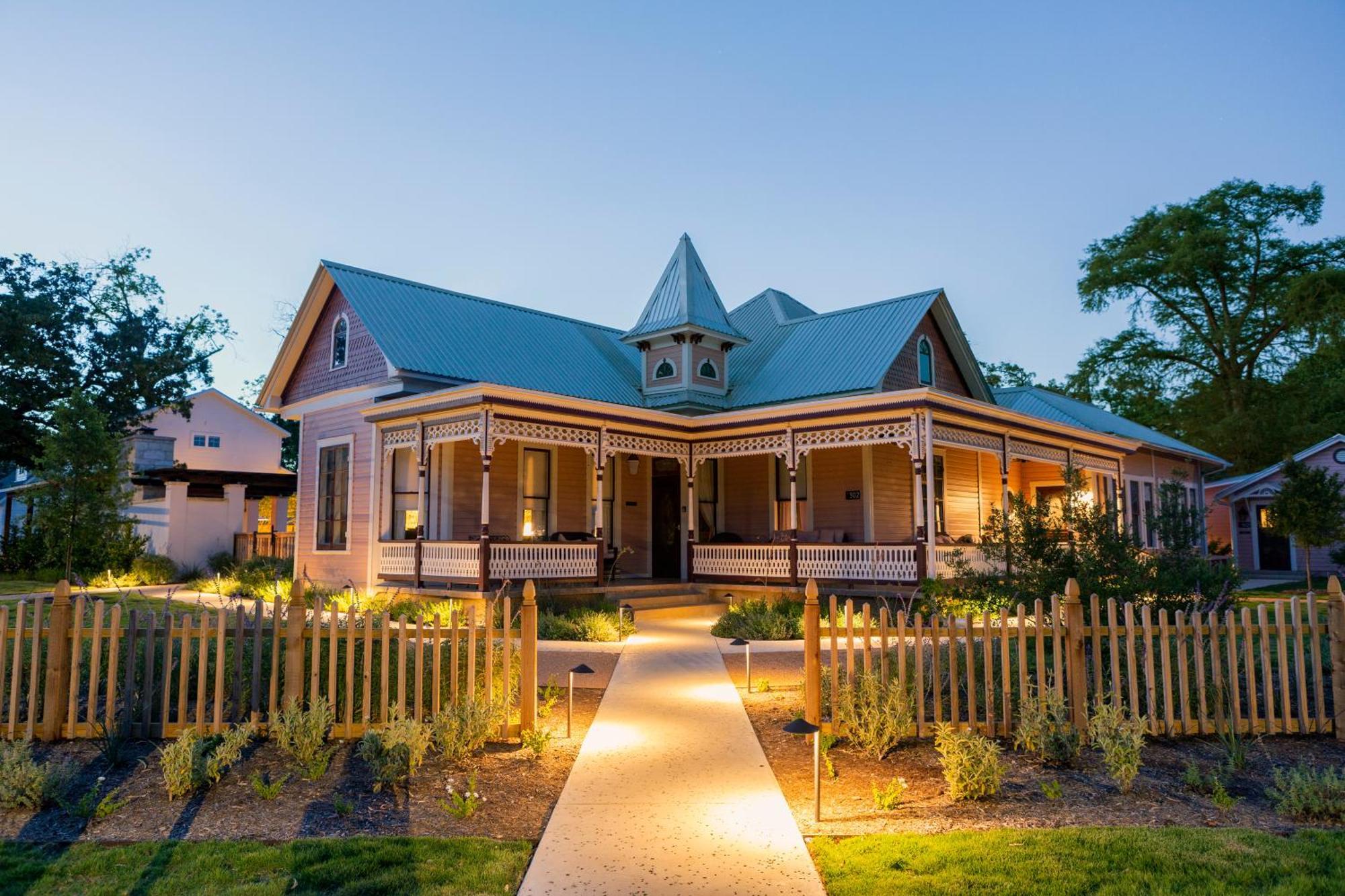 The Menagerie Bed & Breakfast Фредериксбург Екстериор снимка